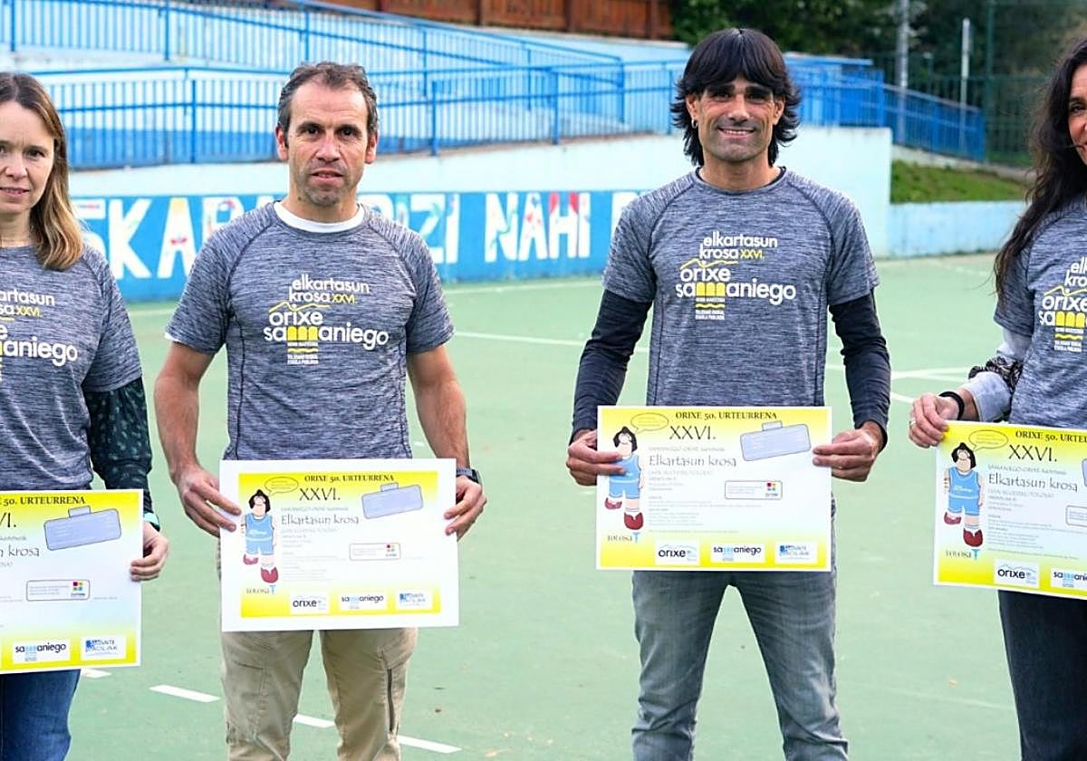 Organizadores de Samaniego-Orixe junto a los carteles del cross solidario que se celebrará el próximo día 31.