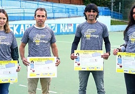 Organizadores de Samaniego-Orixe junto a los carteles del cross solidario que se celebrará el próximo día 31.