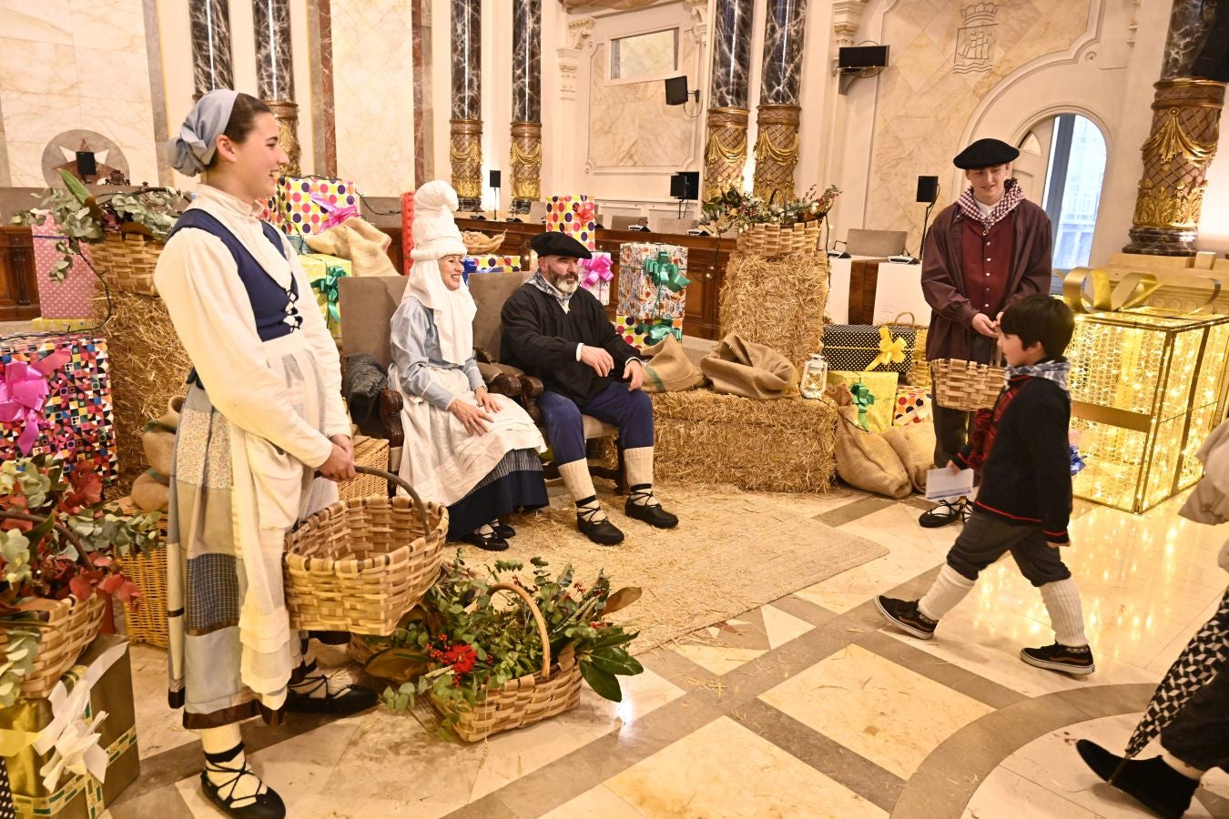 La lluvia no puede con Olentzero y Mari Domingi en Donostia