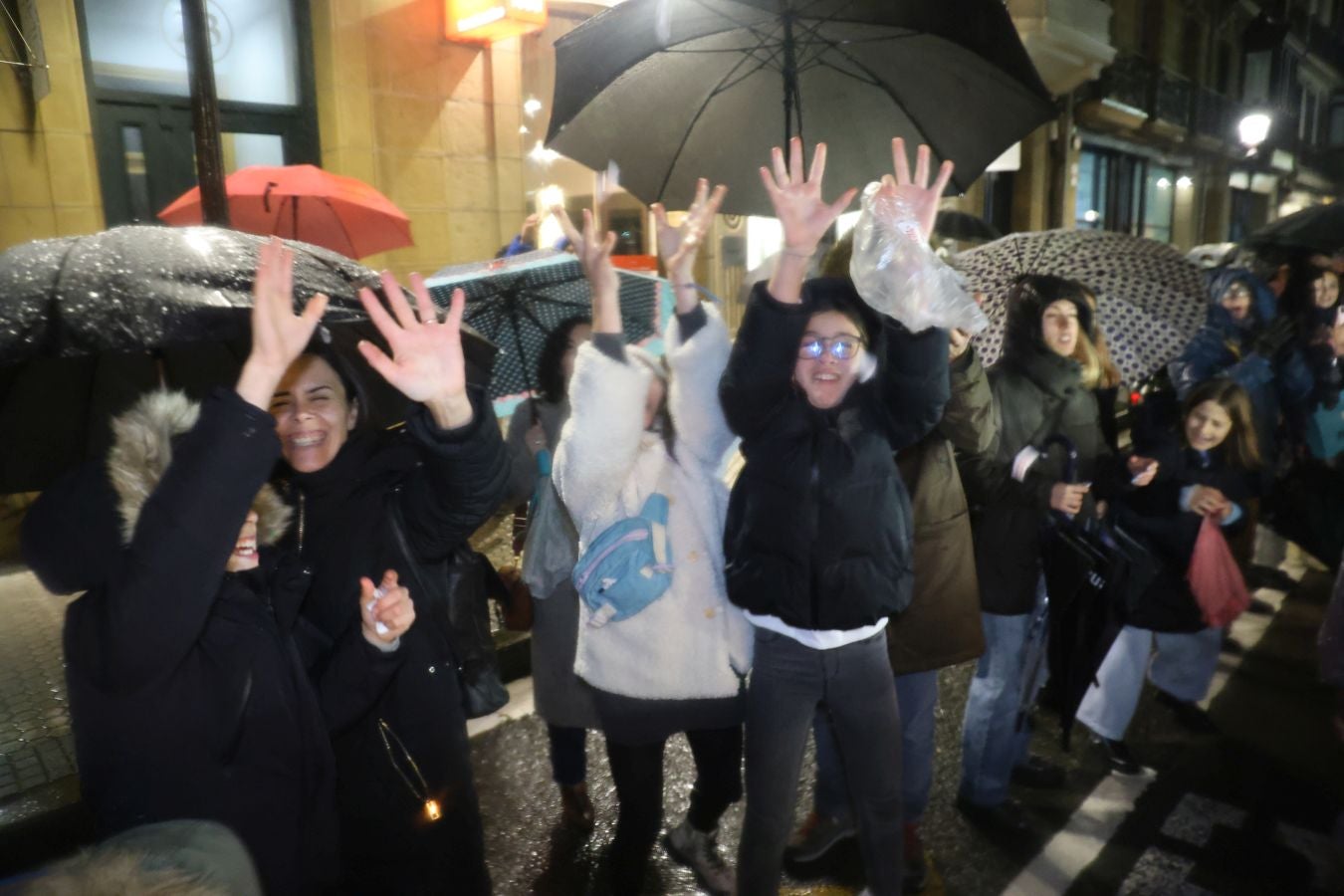 La lluvia no puede con Olentzero y Mari Domingi en Donostia