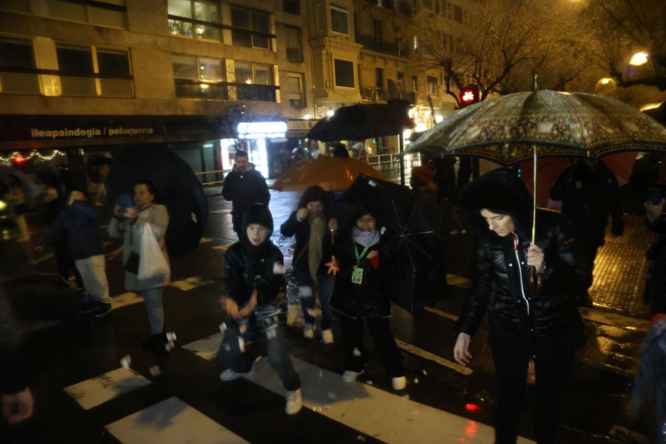 La lluvia no puede con Olentzero y Mari Domingi en Donostia