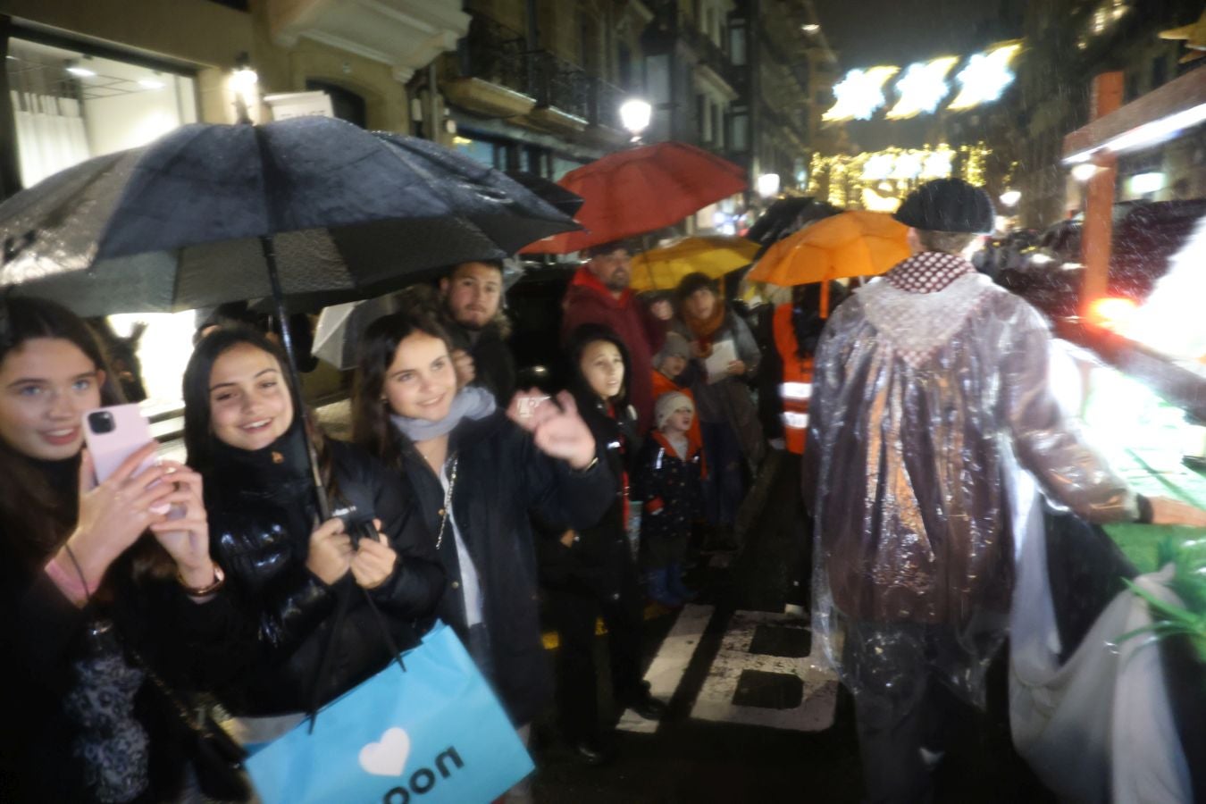 La lluvia no puede con Olentzero y Mari Domingi en Donostia