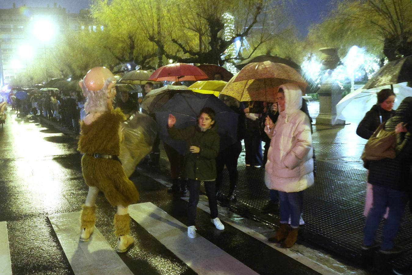 La lluvia no puede con Olentzero y Mari Domingi en Donostia