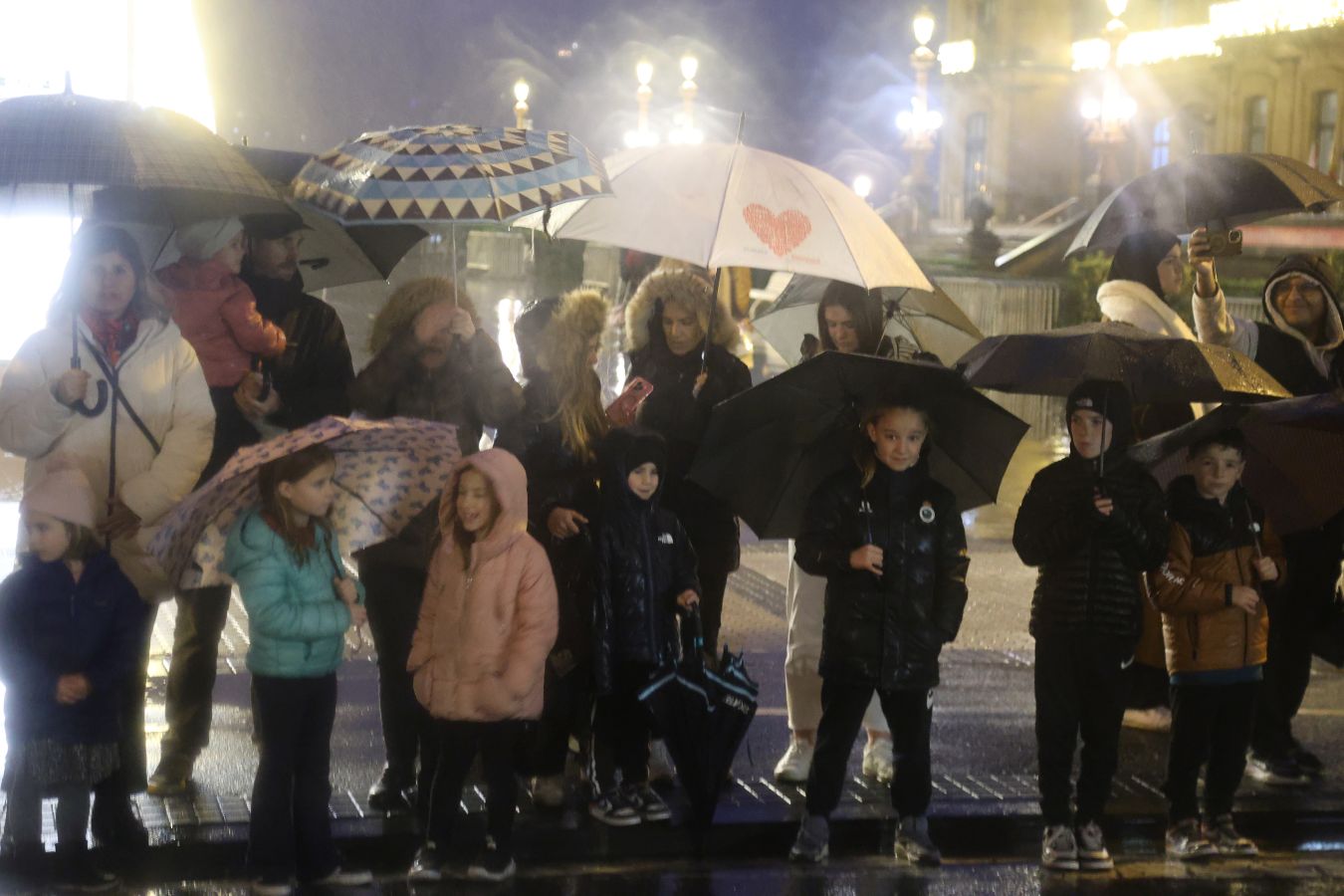 La lluvia no puede con Olentzero y Mari Domingi en Donostia