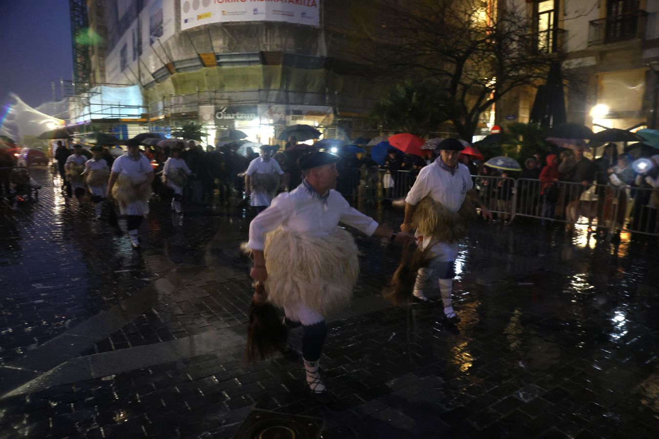 La lluvia no puede con Olentzero y Mari Domingi en Donostia