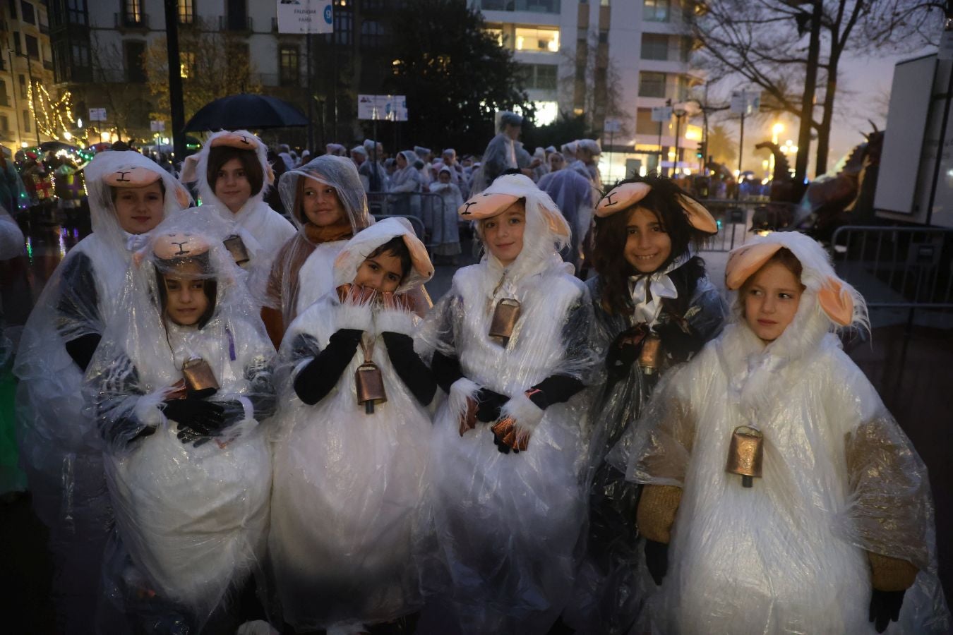 La lluvia no puede con Olentzero y Mari Domingi en Donostia