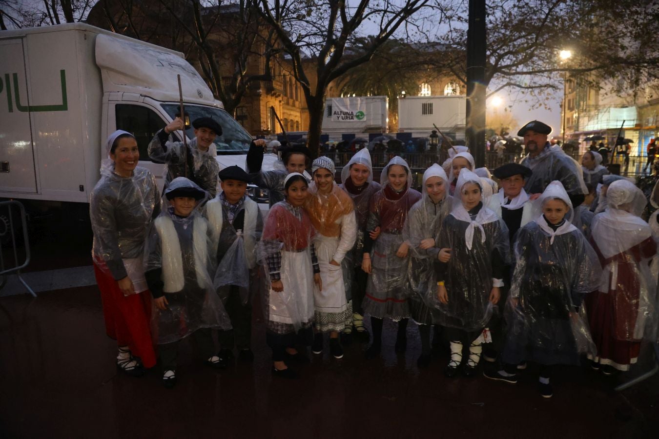 La lluvia no puede con Olentzero y Mari Domingi en Donostia