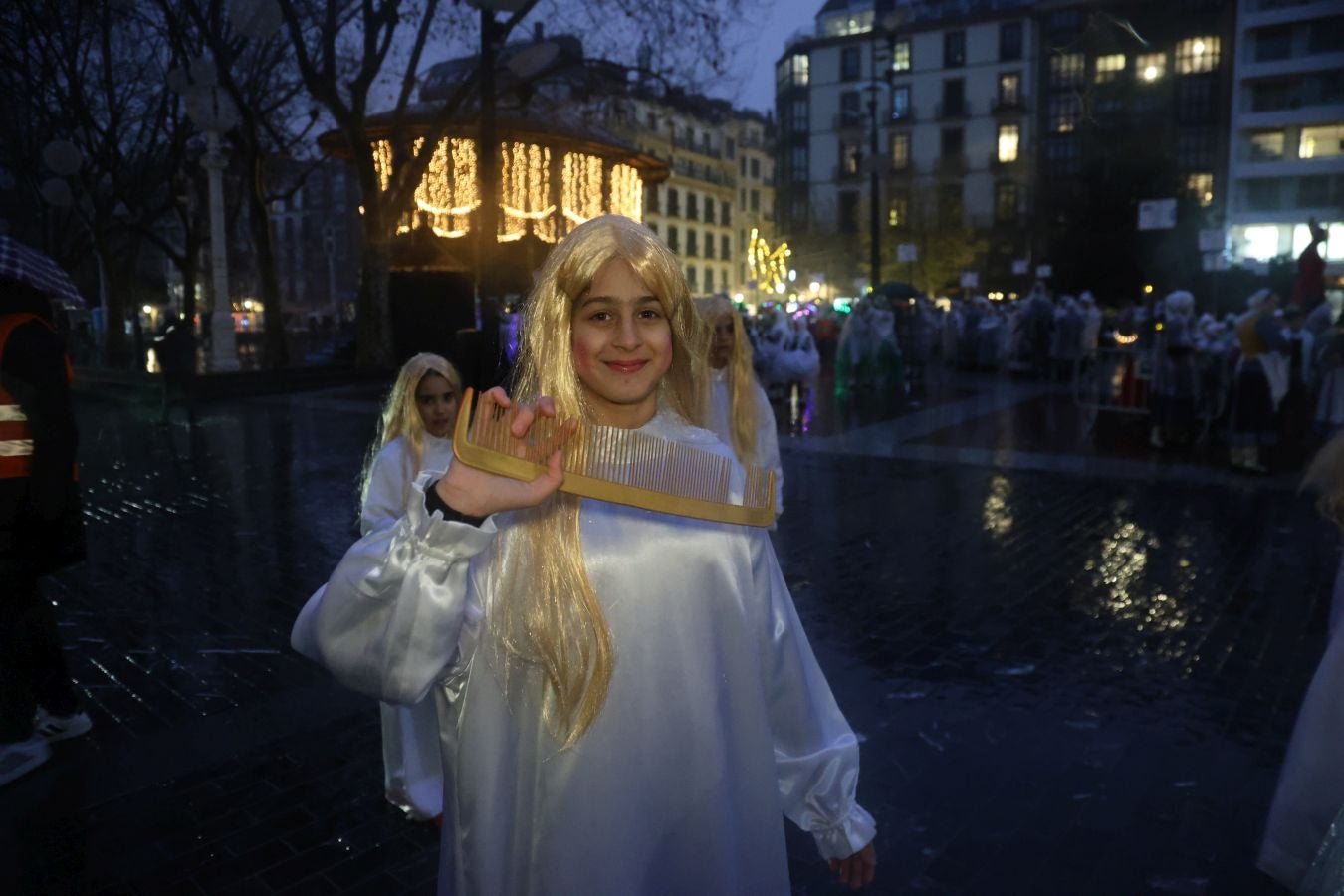 La lluvia no puede con Olentzero y Mari Domingi en Donostia