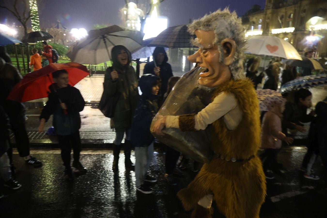 La lluvia no puede con Olentzero y Mari Domingi en Donostia