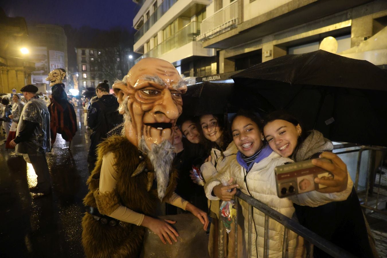 La lluvia no puede con Olentzero y Mari Domingi en Donostia