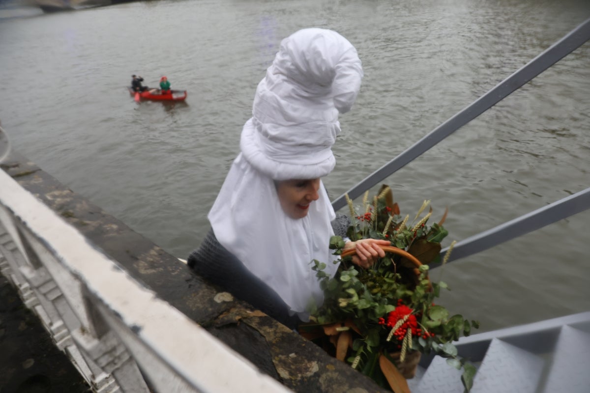 La lluvia no puede con Olentzero y Mari Domingi en Donostia