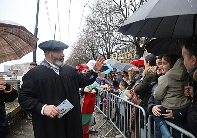Olentzero y Mari Domingi han recorrido el Mercado de Navidad y han recogido las primeras cartas de los niños donostiarras