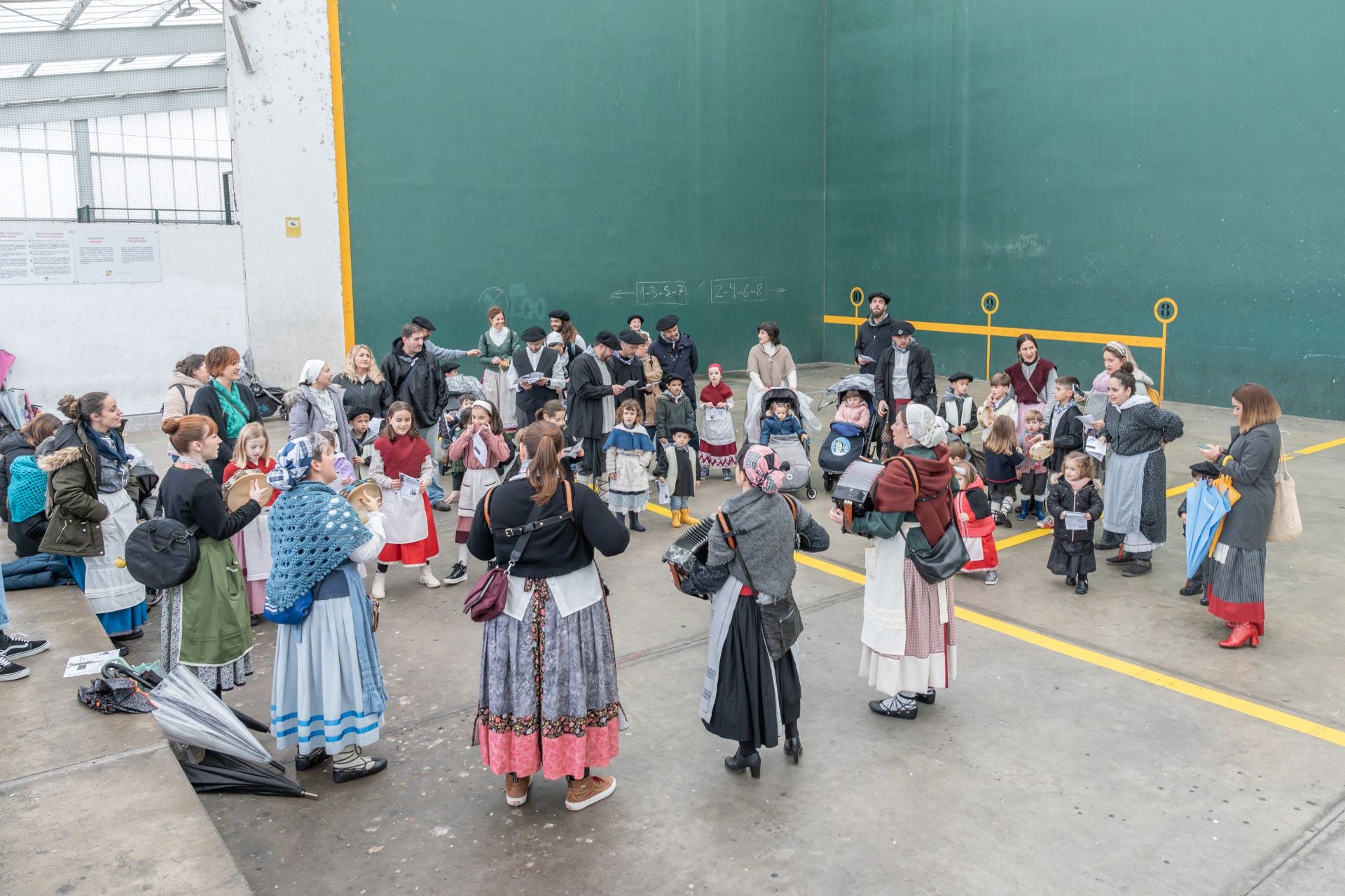 La lluvia no impide que los niños disfruten de Olentzero y Mari Domingi en Lasarte-Oria