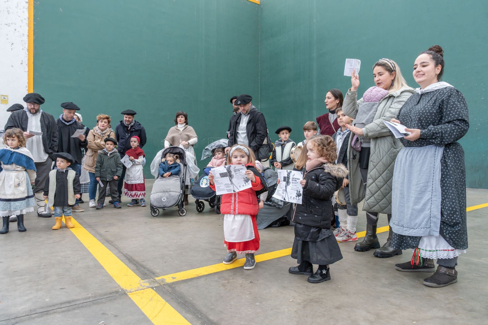 La lluvia no impide que los niños disfruten de Olentzero y Mari Domingi en Lasarte-Oria