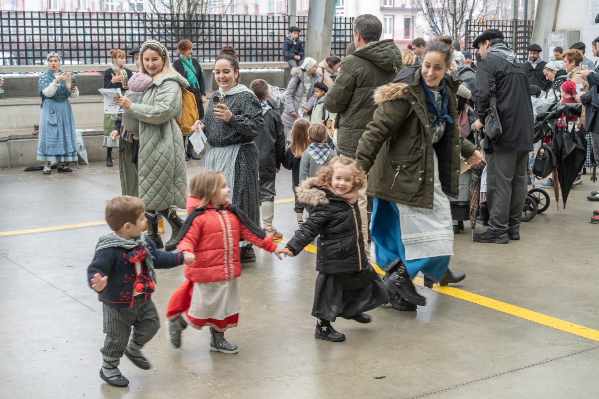 La lluvia no impide que los niños disfruten de Olentzero y Mari Domingi en Lasarte-Oria