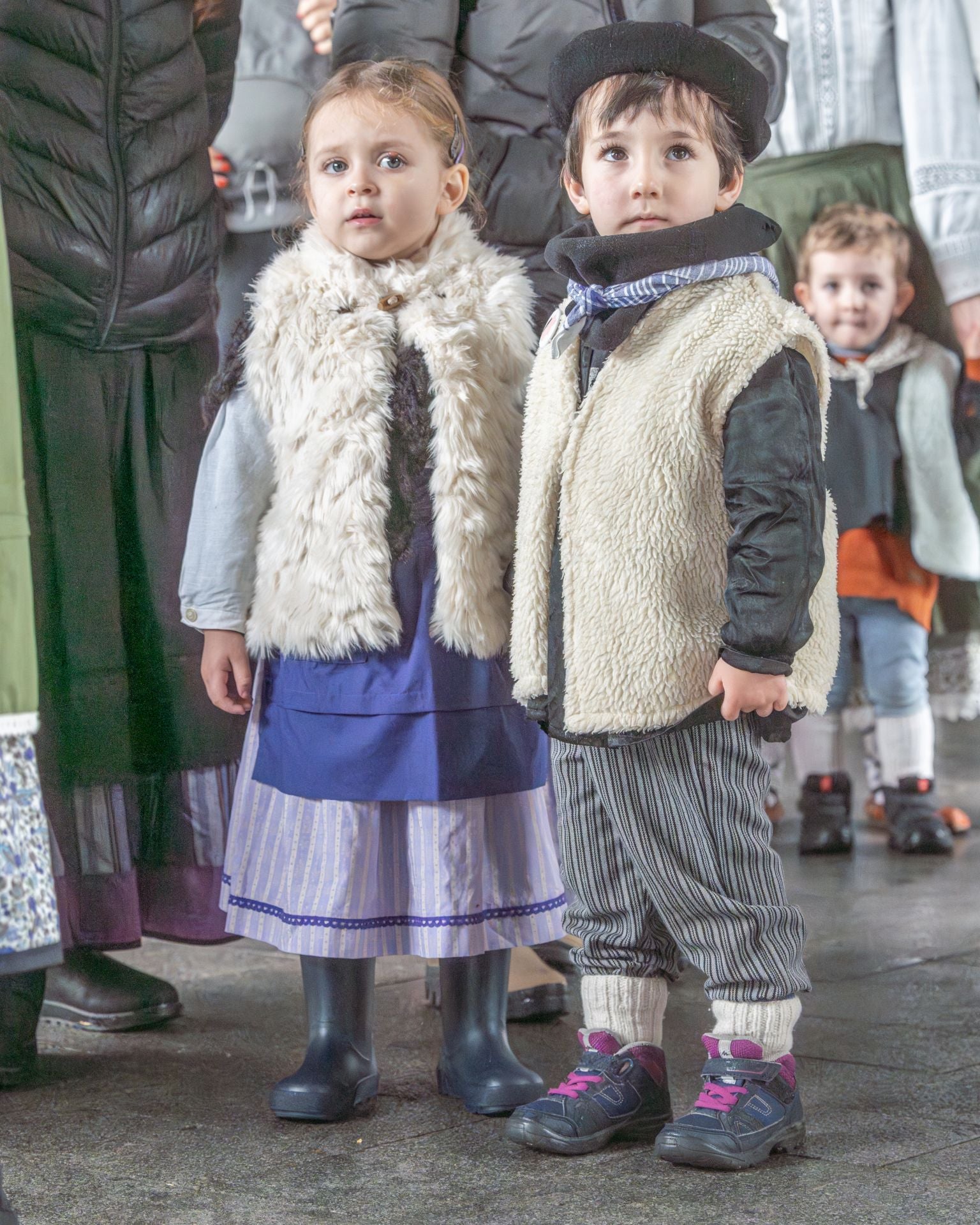 La lluvia no impide que los niños disfruten de Olentzero y Mari Domingi en Lasarte-Oria