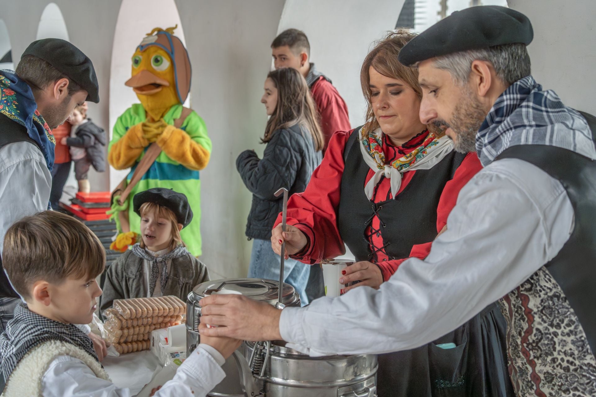 La lluvia no impide que los niños disfruten de Olentzero y Mari Domingi en Lasarte-Oria