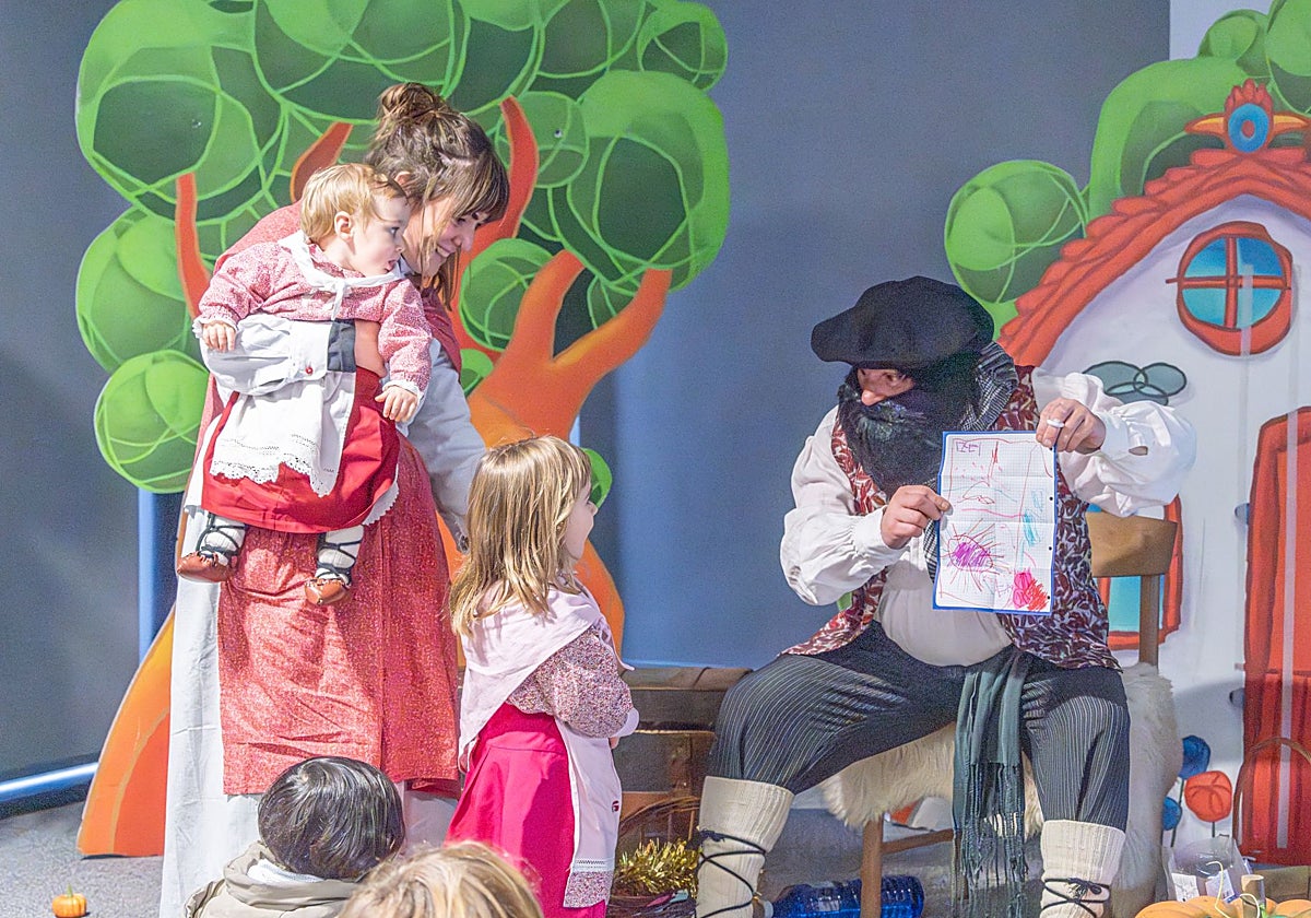 La lluvia no impide que los niños disfruten de Olentzero y Mari Domingi en Lasarte-Oria