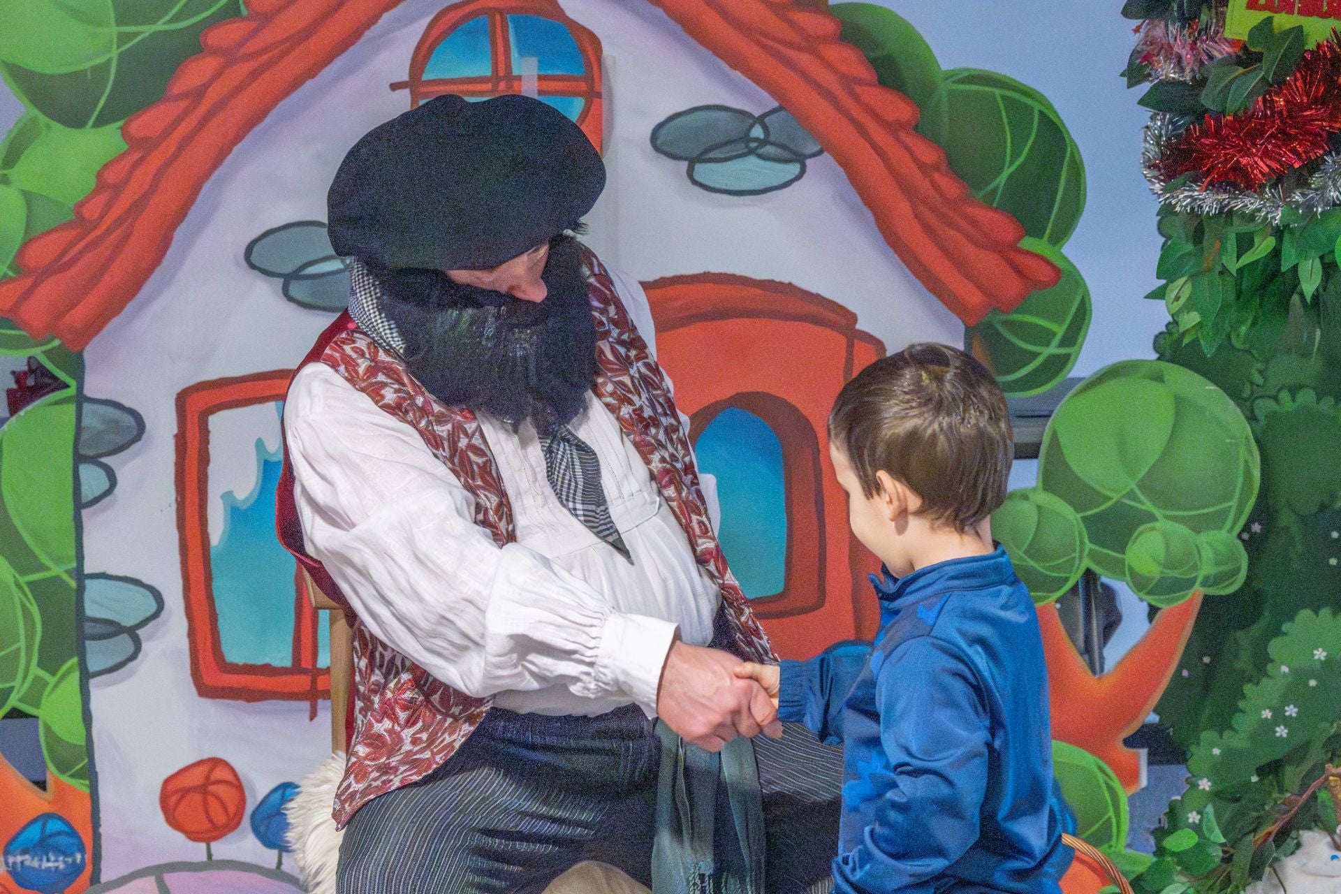 La lluvia no impide que los niños disfruten de Olentzero y Mari Domingi en Lasarte-Oria