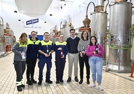 Iosune Fernández, Mónica Inchausti, Alberto Carretero, Marta Pérez, Mikel Gorostidi, Olatz Amonarriz y Jaione Robles, en la planta de Marie Brizard en Zizurkil.