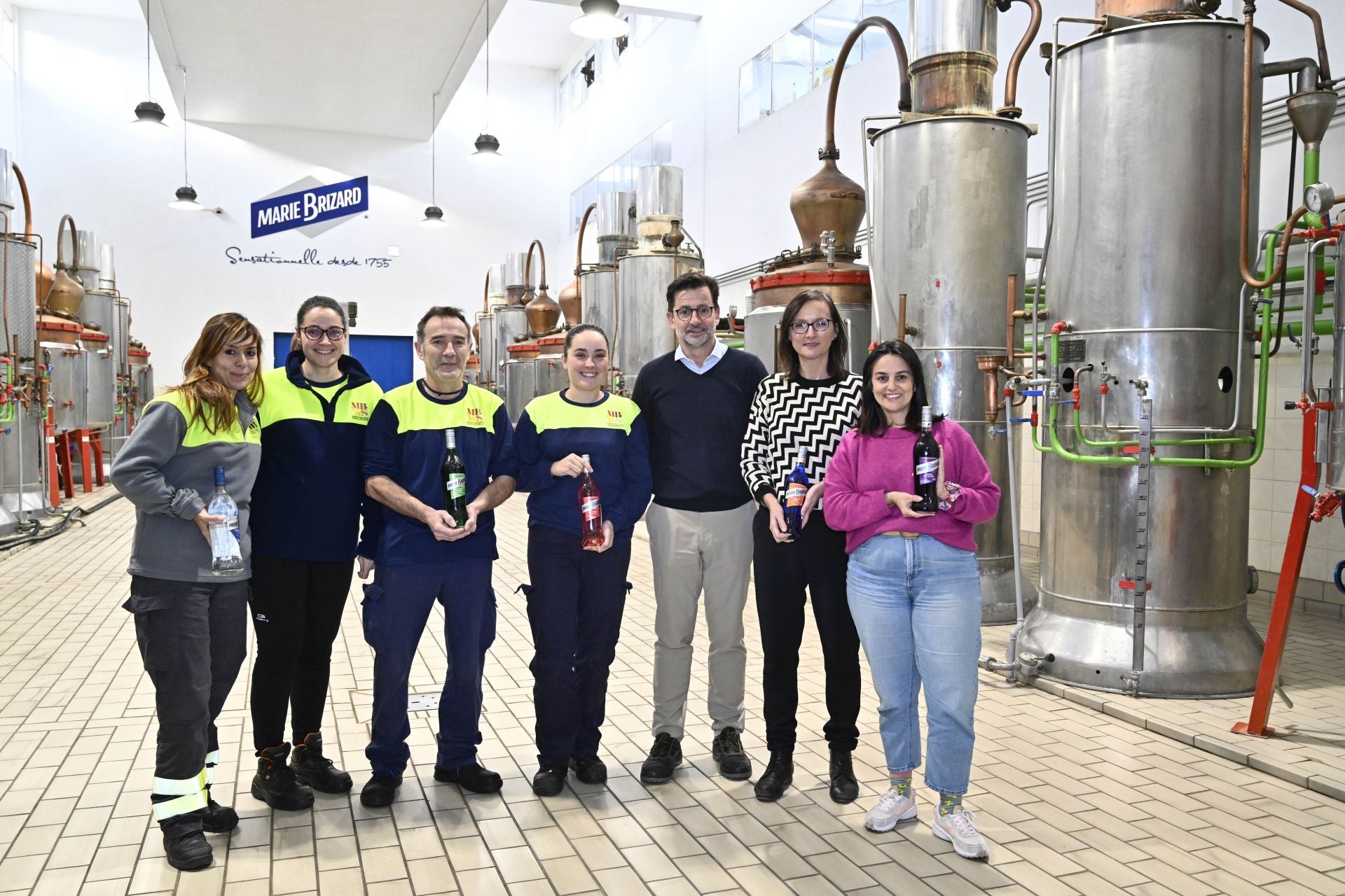 Iosune Fernández, Mónica Inchausti, Alberto Carretero, Marta Pérez, Mikel Gorostidi, Olatz Amonarriz y Jaione Robles, en la planta de Marie Brizard en Zizurkil.