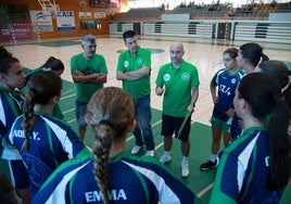 Oscar Sotomayor se dirige a las jugadoras de IZ4 Hondarribia Ikasbasket en un tiempo muerto.