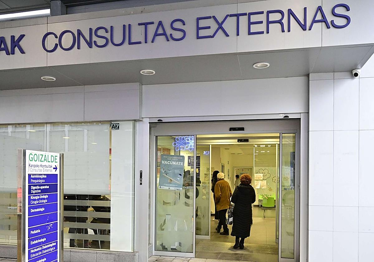 Varios pacientes hacen cola en la entrada de las consultas externas del Hospital de Zumarraga.