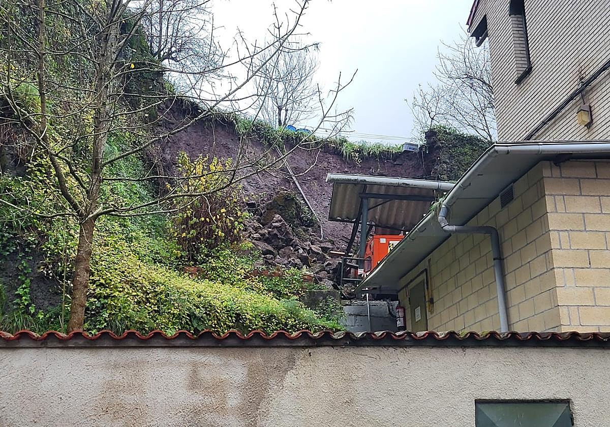 Vista del desprendimiento de tierras registrado en la parte posterior de la residencia de Soraluze.