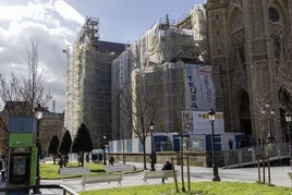 La fachada este de la catedral, cubierta por lonas durante los trabajos de restauración.