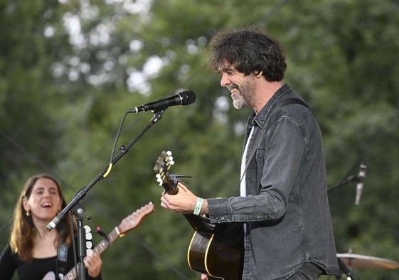 Gorka Urbizu, durante una actuación en el Festival Boga Boga en Chillida Leku.