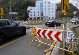 Acceso a la rotonda de Morlans desde la calle Pedro Manuel Collado entre vallas y conos de obra.