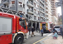 Bomberos, Ertzaintza y Policía local se han desplazado al lugar del suceso.