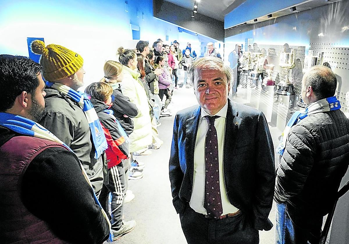 El presidente posa durante una visita guiada por las instalaciones del Reale Arena.