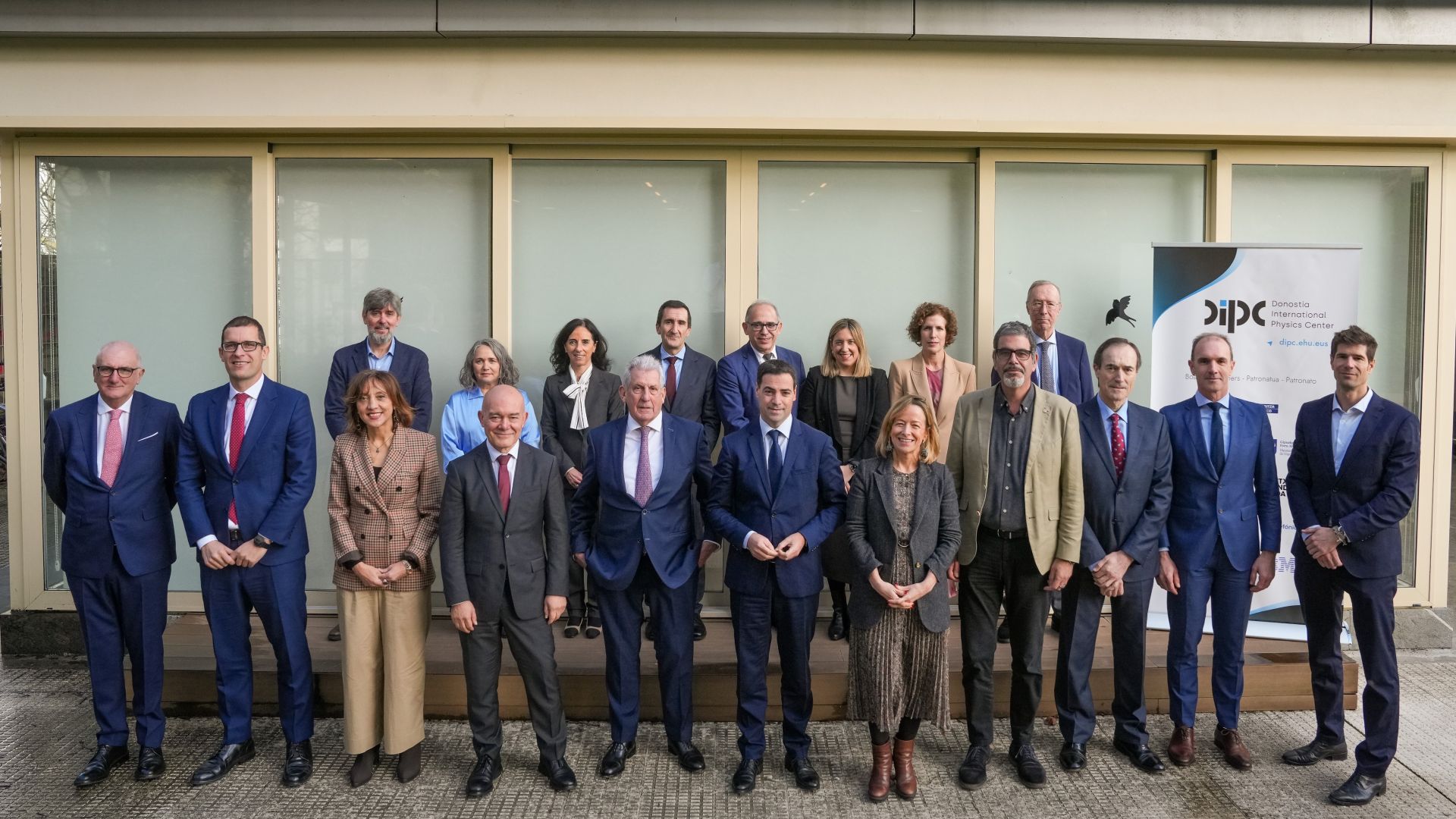 Autoridades en el acto celebrado en el DIPC en Donostia, con Horacio Morell (IBM), segundo por la izquierda, y Pedro Miguel Etxenike, el lehendakari Pradales, la diputada general Eider Mendoza y el alcalde Goia, en el centro, entre otros.