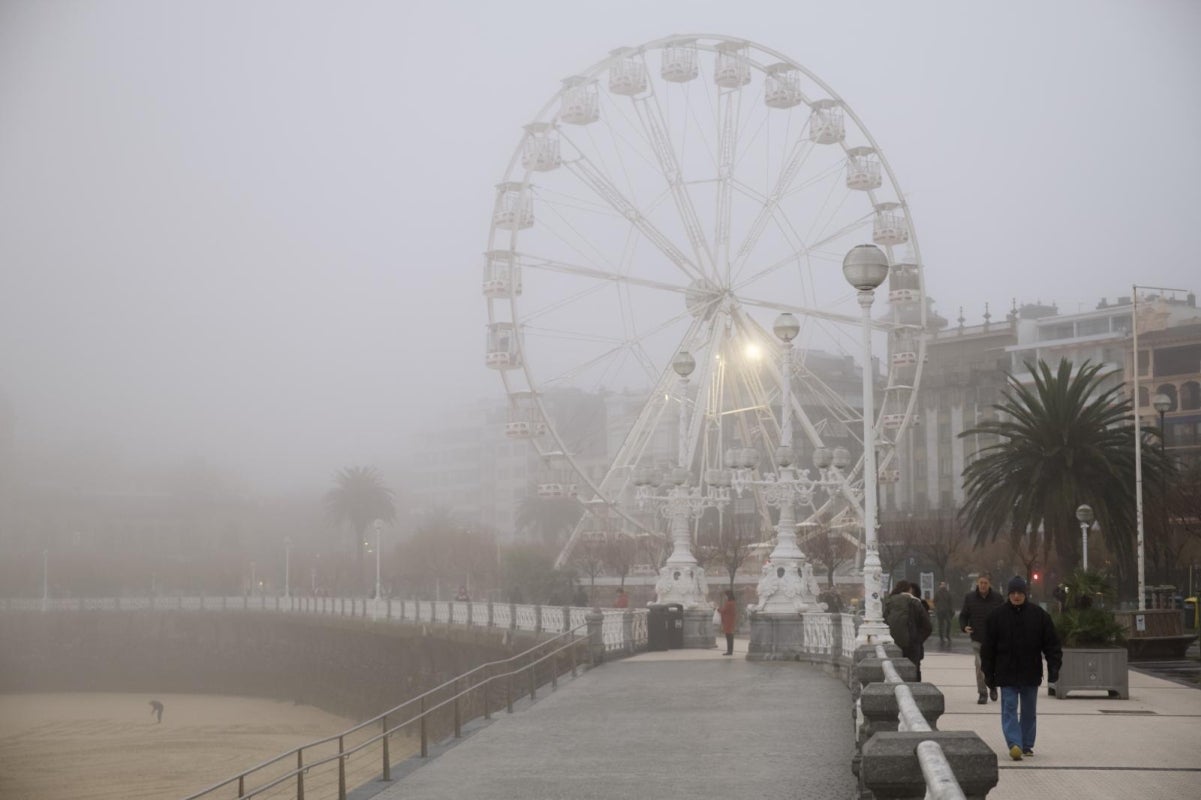 Gipuzkoa amanece bajo una densa niebla