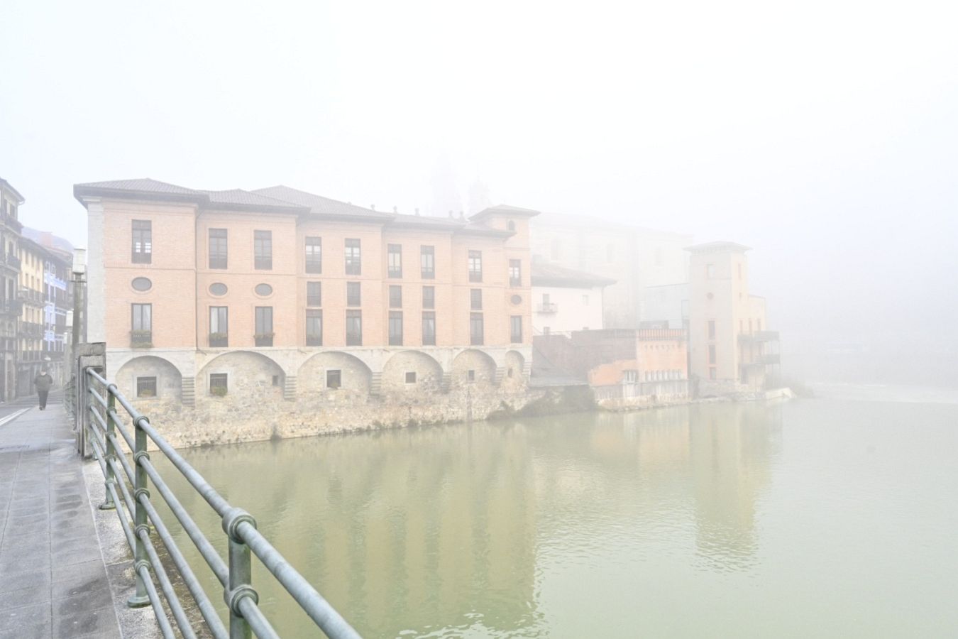 Gipuzkoa amanece bajo una densa niebla