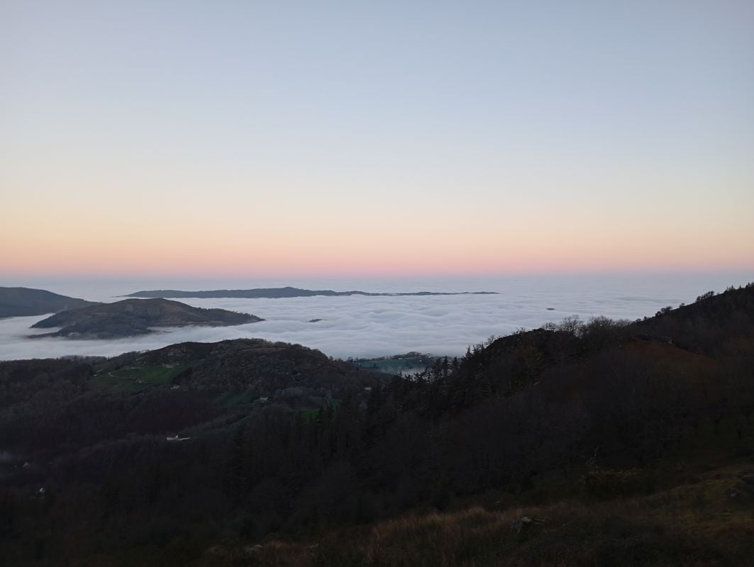 La niebla que tiñe Adarra