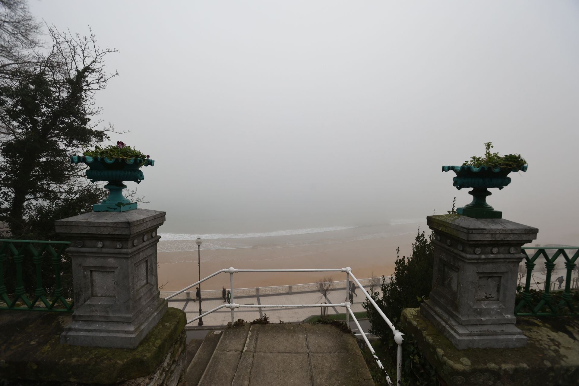 Gipuzkoa amanece bajo una densa niebla
