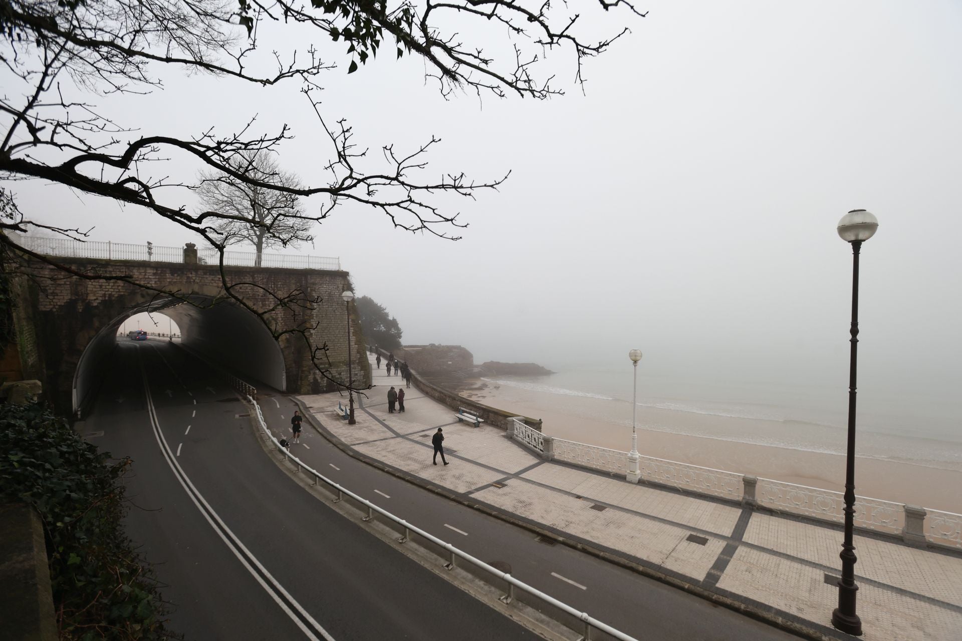 Gipuzkoa amanece bajo una densa niebla
