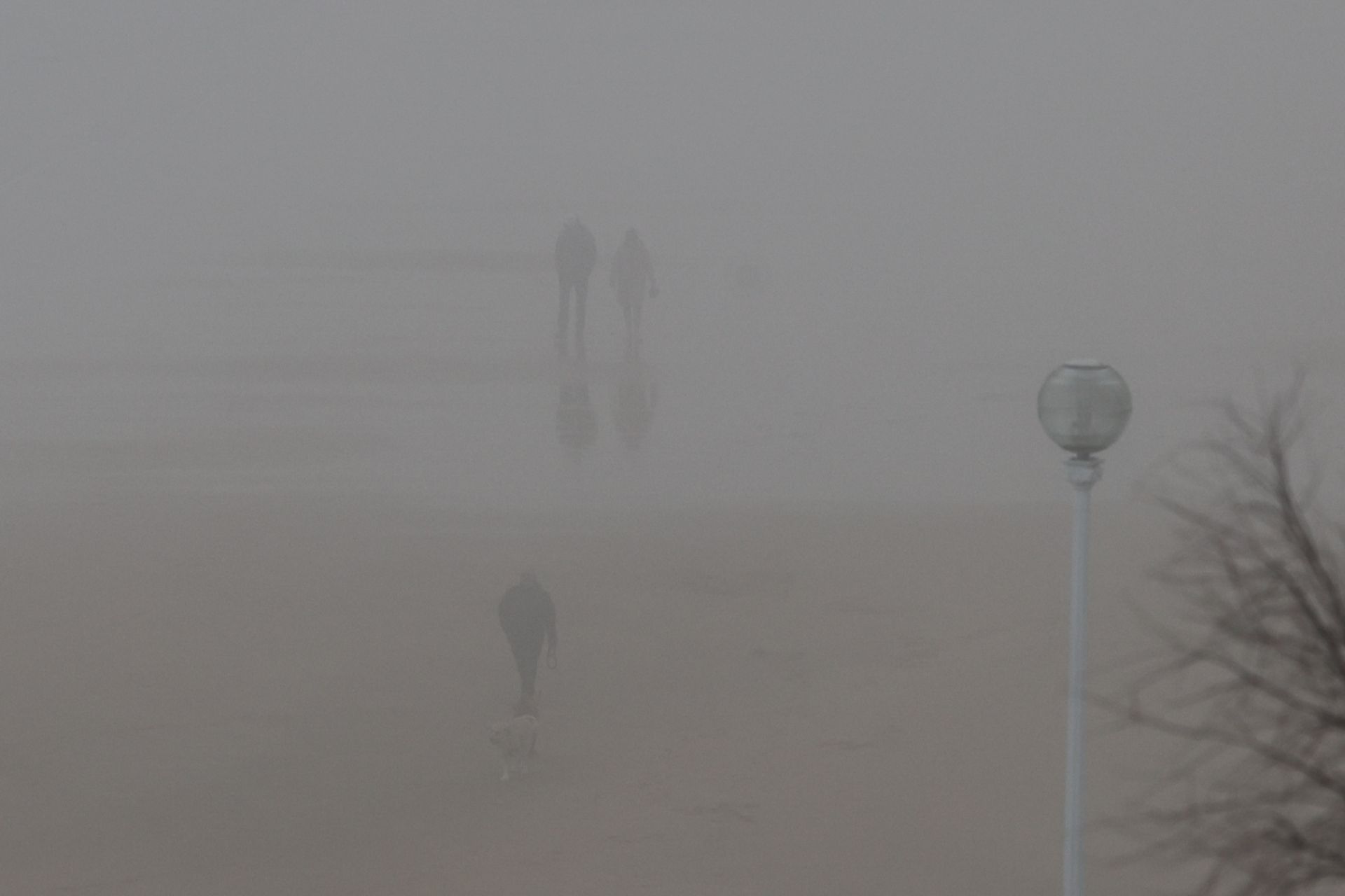 Gipuzkoa amanece bajo una densa niebla