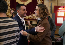 La diputada general, Elixabete Etxanobe, con el representante de EH Bildu, Iker Casanova, tras la aprobación de los Presupuestos.