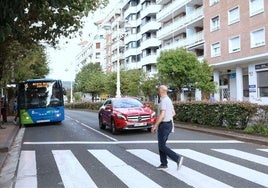 Un viandante cruza un paso de peatones en San Sebastián, en una imagen de archivo.