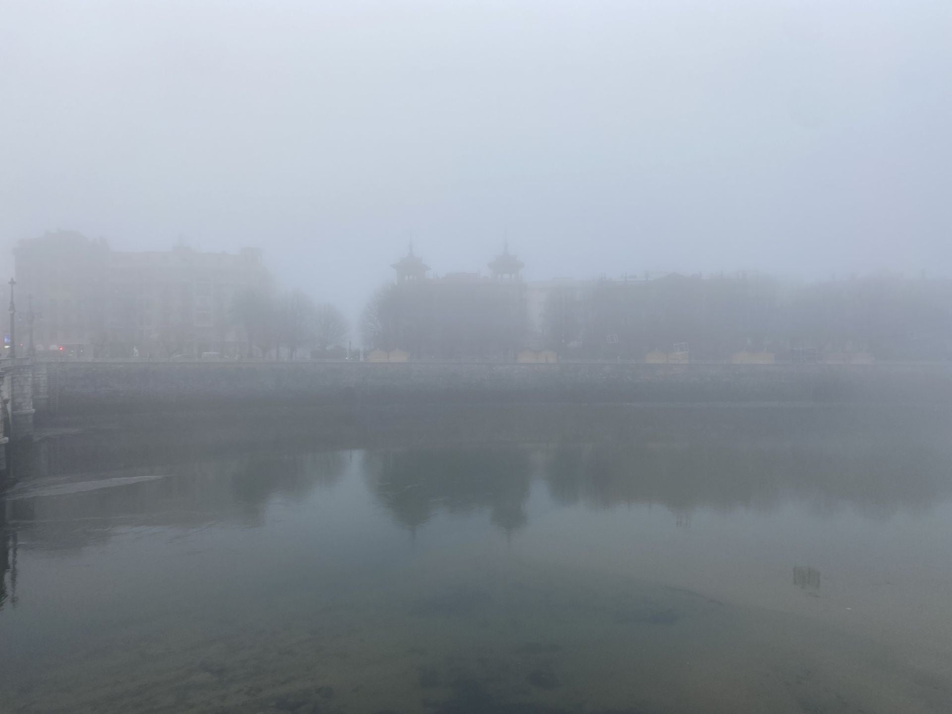 Gipuzkoa amanece bajo una densa niebla
