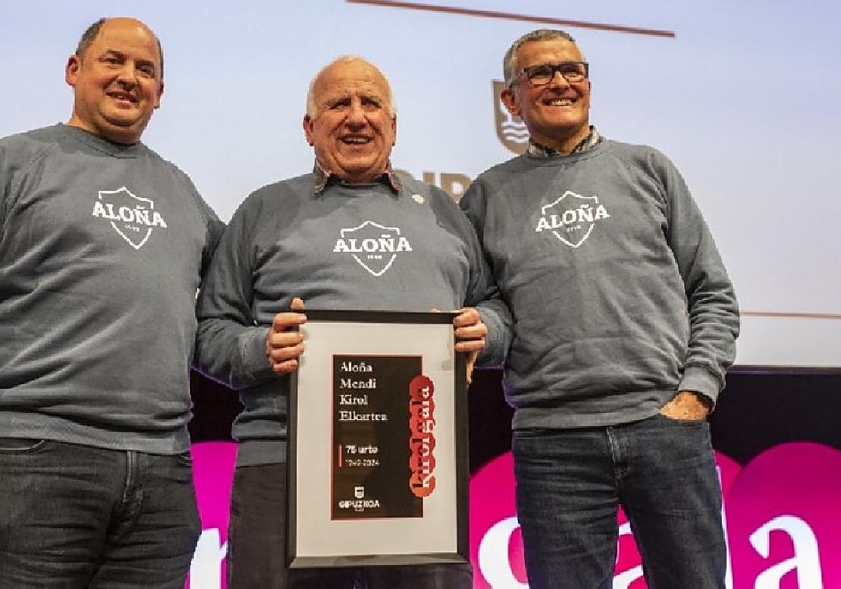 Aitor Atorrasagasti, Anton Inza y Jabi Agirre con la distinción recibida en la Kirolgala celebrada en Ficoba.