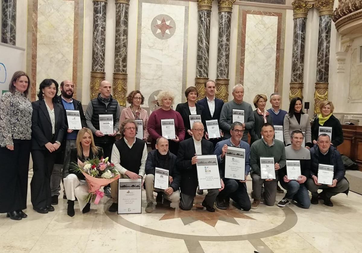 Directivos de Atece y representantes de entidades que recibieron un obsequio por su colaboración con la entidad de daño cerebral adquirido.