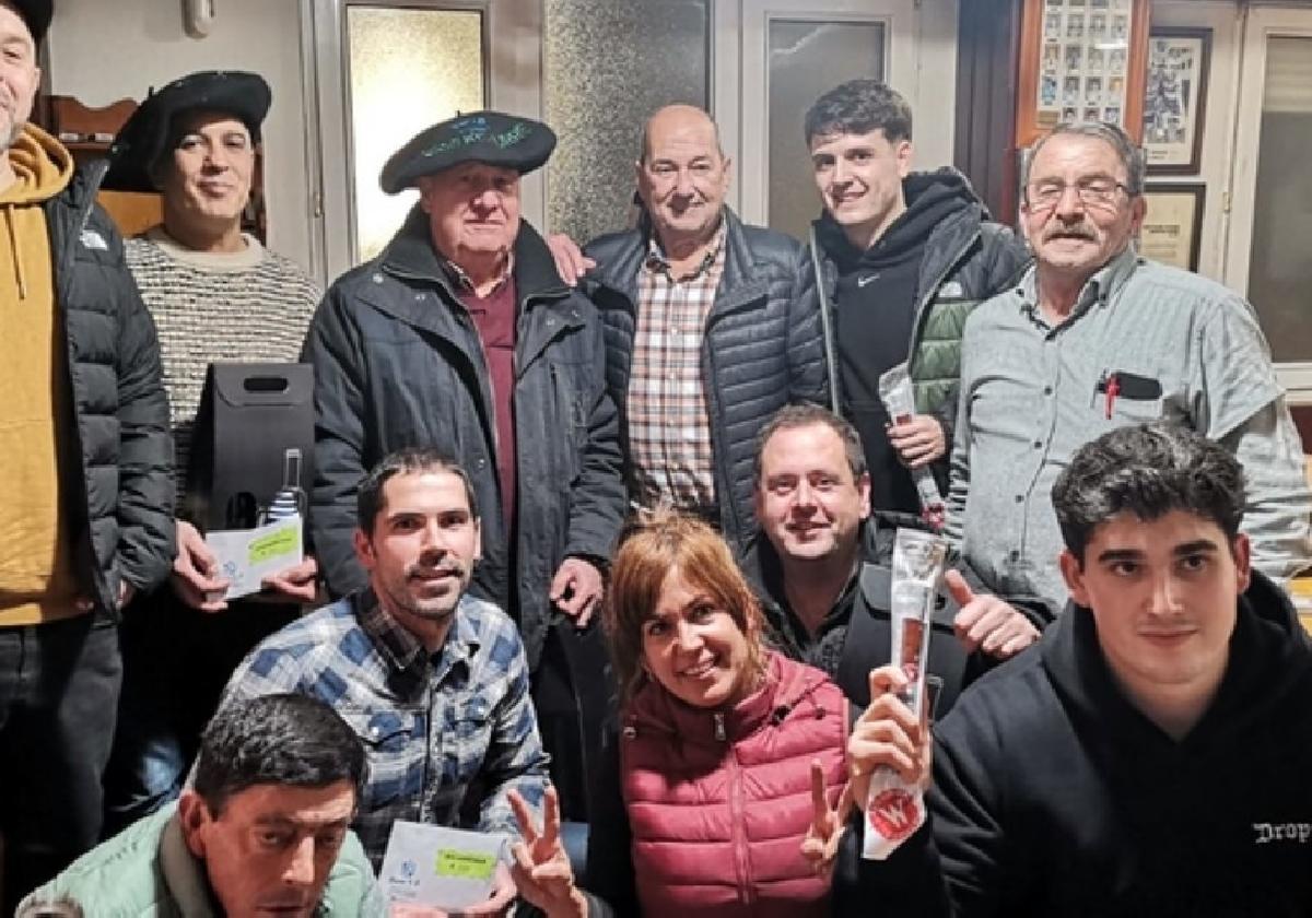 Premiados y organizadores del campeonato de mus de Goierri K. E.