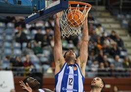 Nicolau se cuelga de la canasta de Illunbe ante el Fuenlabrada.