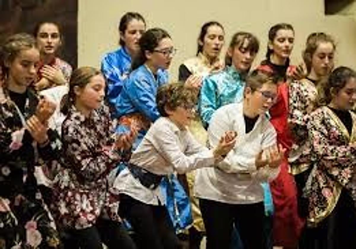 Alumnos de Zaria Kori Eskola durante una actuación.