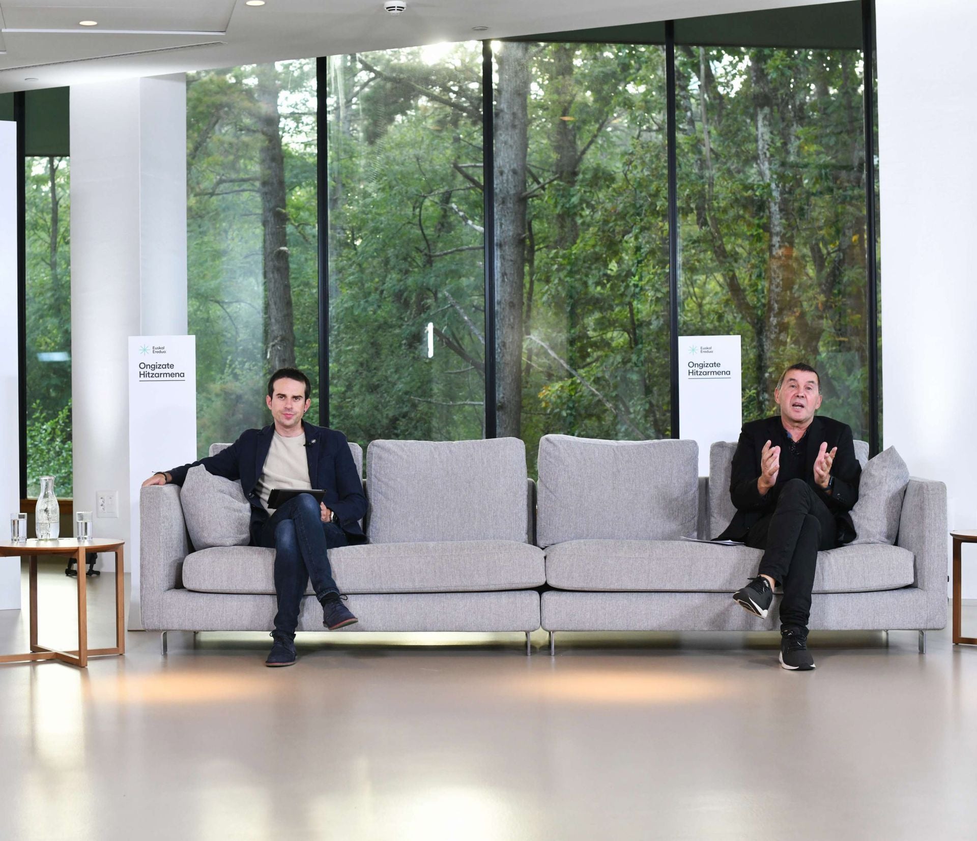 Pello Otxandiano, portavoz parlamentario de EH Bildu, y el coordinador general de la coalición soberanista, Arnaldo Otegi, en un acto político.