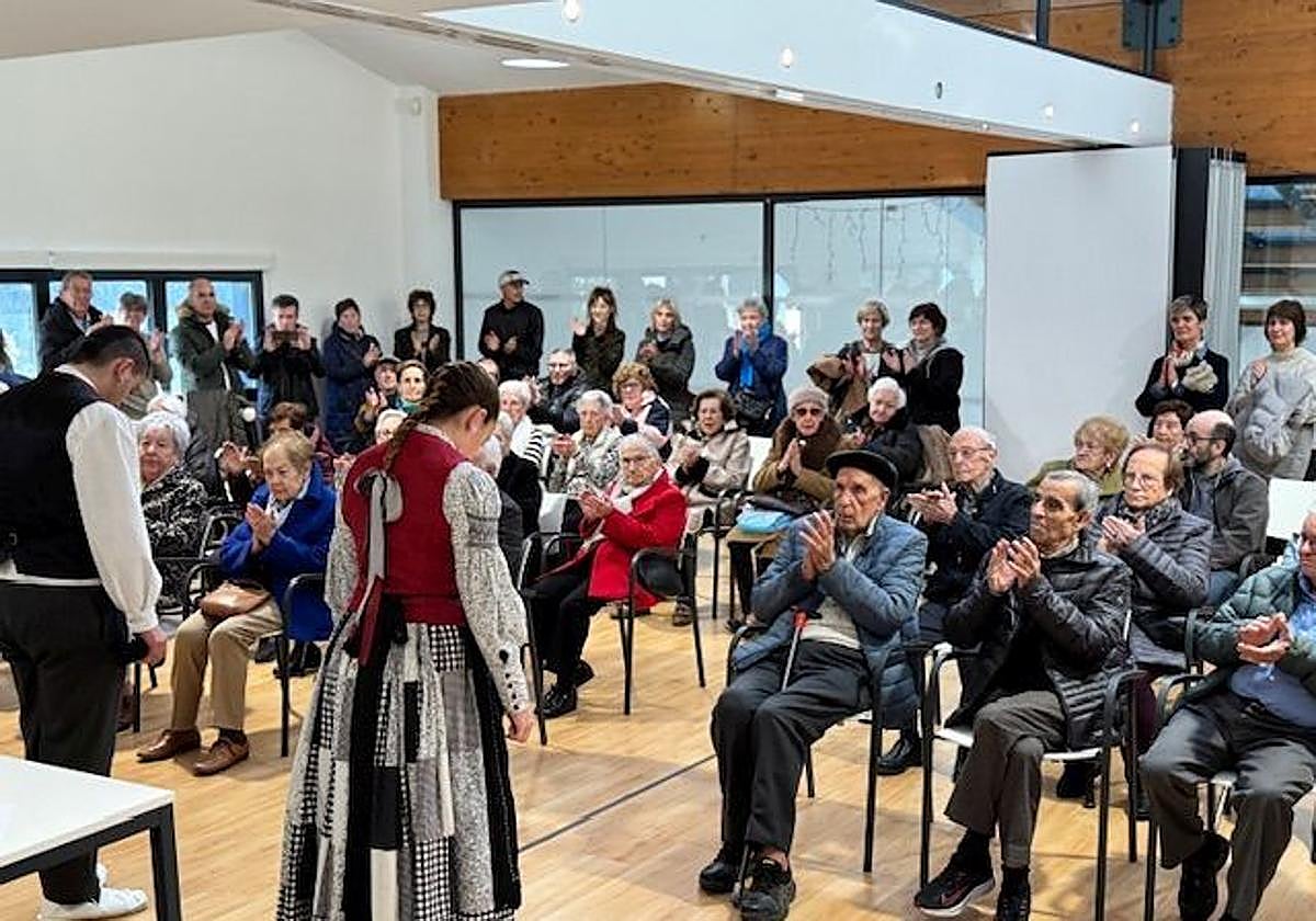 Abaroa homenajea a su mayores